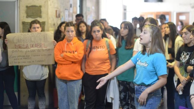estudiantes de medicina reclamaron frente a la facultad por politicas de permanencia