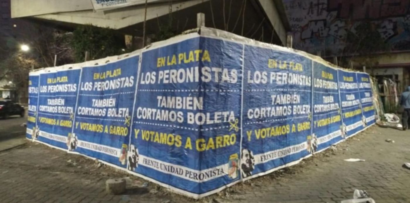 Afiches de peronistas que votan a Garro