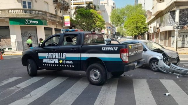 fuerte choque entre un auto y una patrulla municipal termino con dos heridos en la plata