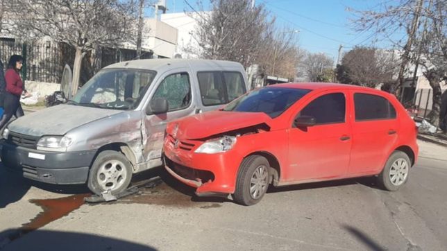 una mujer termino en el hospital tras un fuerte accidente de transito en berisso