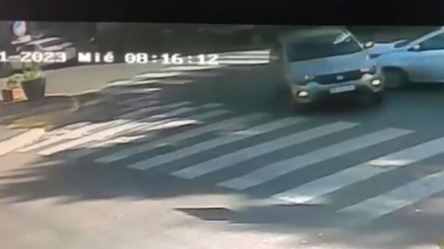 video: asi fue el fuerte choque en 9 y 50 que termino con un auto en la puerta de frawens