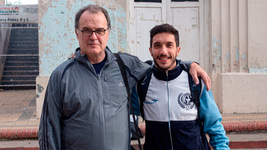 la tarde que bielsa visito la cancha de gimnasia y asistio a un emotivo acto homenaje de estudiantes la tarde que bielsa visito la cancha de gimnasia y asistio a un emotivo acto homenaje de estudiantes