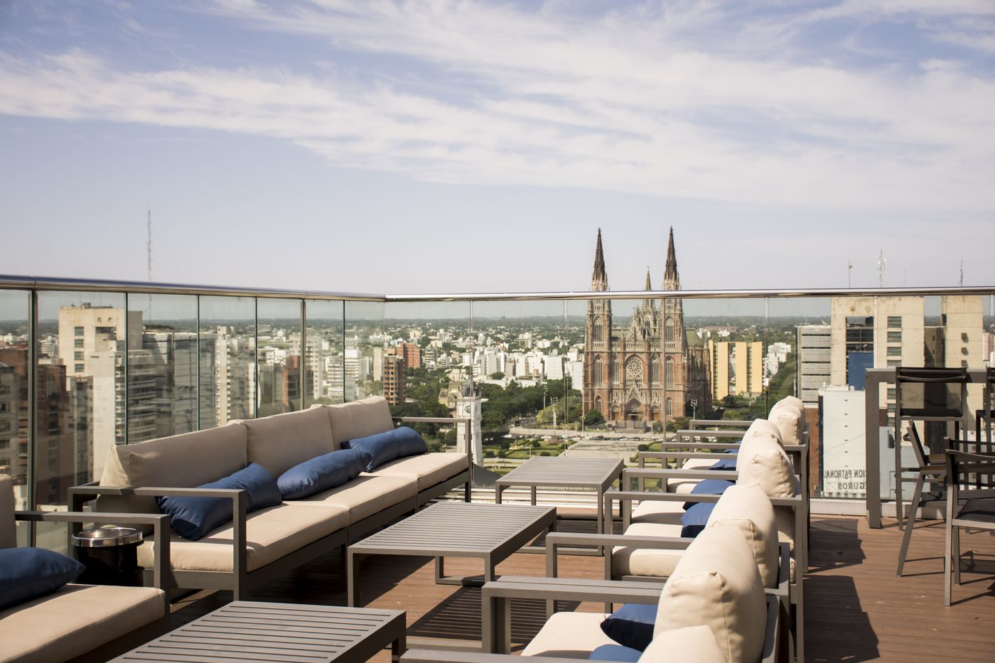 La terraza del Gran Brizo ofrece una vista única de Plaza Moreno y la Catedral de La Plata