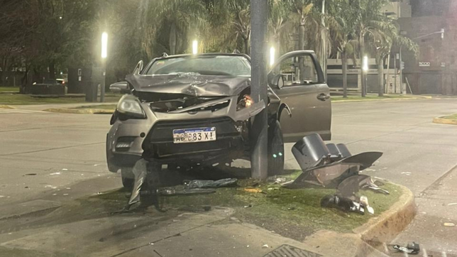 un automovilista perdio el control y se incrusto contra un semaforo en 13 y 32