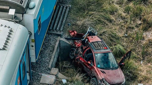 un tren choco con un auto en un cruce de la ruta 2 y un joven de 23 anos murio
