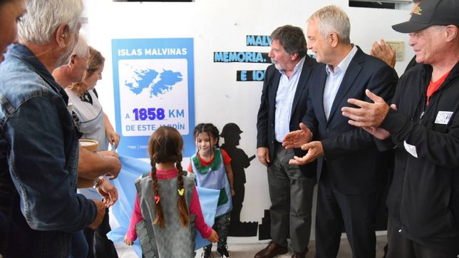 julio alak y alberto sileoni participaron de un homenaje a veteranos de malvinas en un jardin