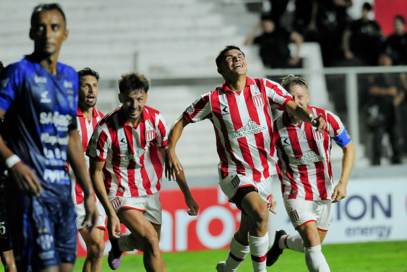 Estudiantes Sarmiento de La Banda Pérez festejo gol 3.jpg