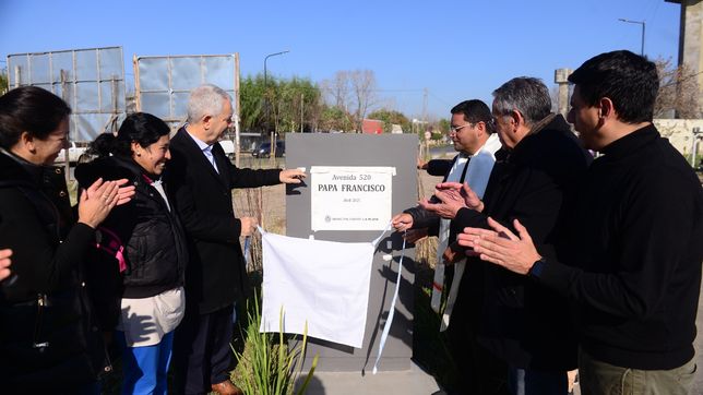 la avenida 520 ya tiene la placa con el nombre papa francisco
