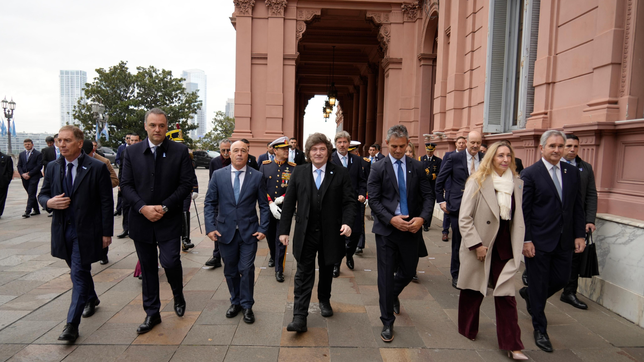 milei vuelve a reunir a su mesa politica en plena tension por la interna libertaria