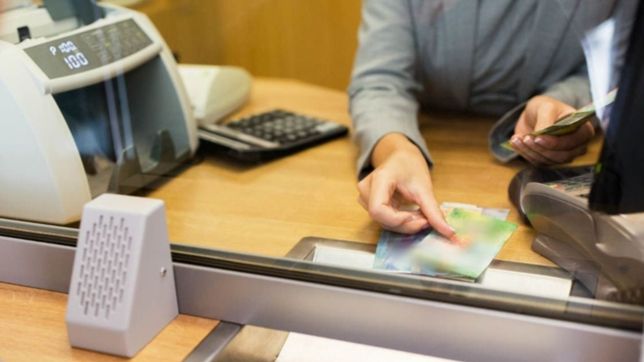 los bancarios cobraran una compensacion de casi 65 mil pesos por su dia