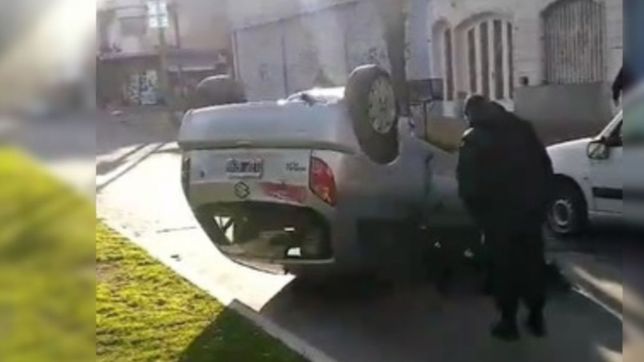 impactante vuelco y milagro en la plata: asi quedo un auto en 2 y 38