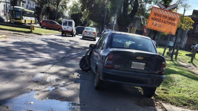 un auto despisto en la plata y termino sobre la rambla en pleno diagonal 80