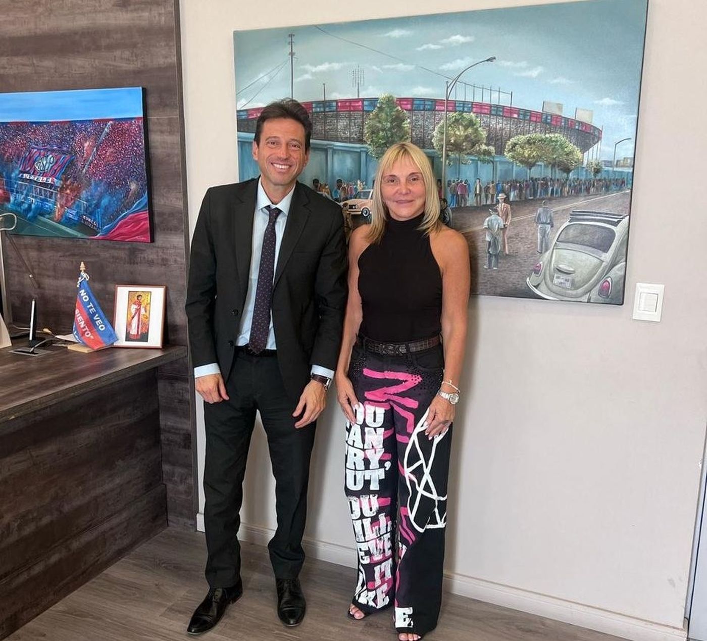 La exfuncionaria municipal de La Plata, María José Scottini; junto al presidente de San Lorenzo, Marcelo Moretti.