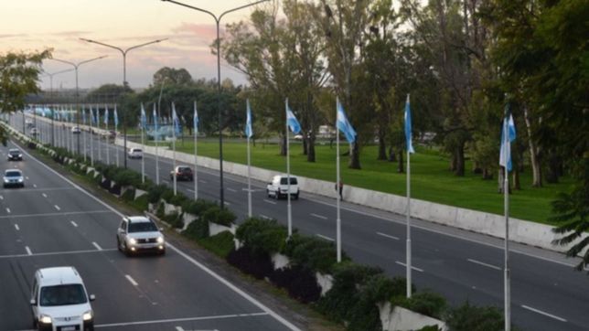 la bajada de la autopista se tino de celeste y blanco