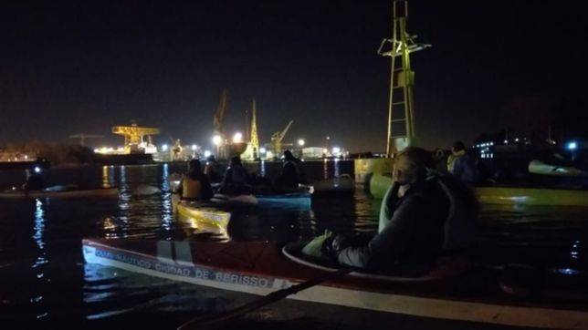 en los canales fluviales y bajo la superluna: ¿como sera la noche de kayak en berisso?