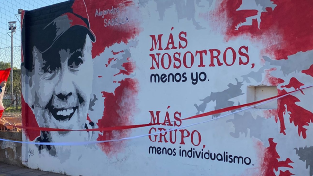 emotivo homenaje a sabella con sus mejores frases en un mural