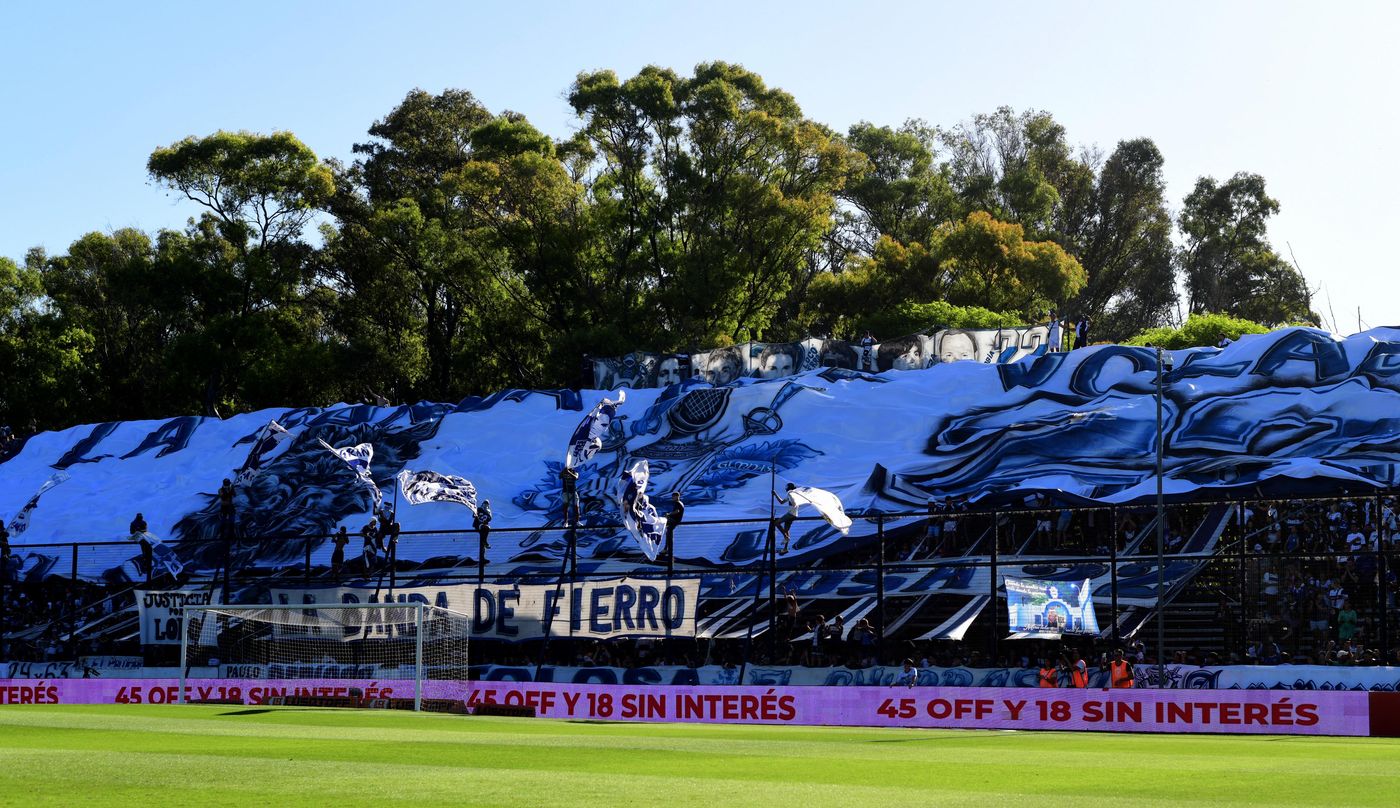 Gimnasia Newells Hinchada Bosque bandera.jpg