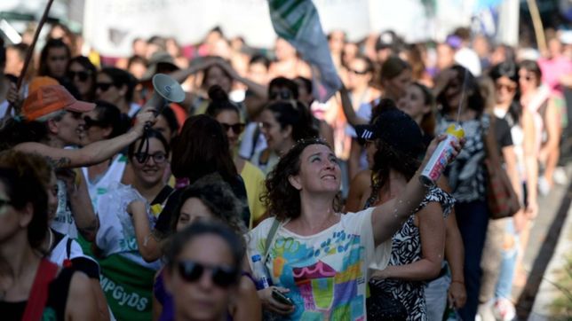 una multitud poblo las calles de la plata en la marcha por el dia de la mujer trabajadora