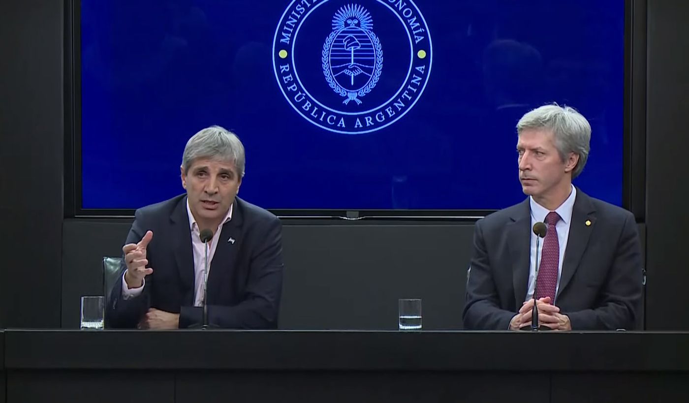Luis Caputo y Santiago Bausili.jpg
