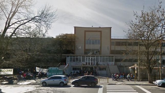 iban caminando, quedaron en medio de un tiroteo y resultaron baleados