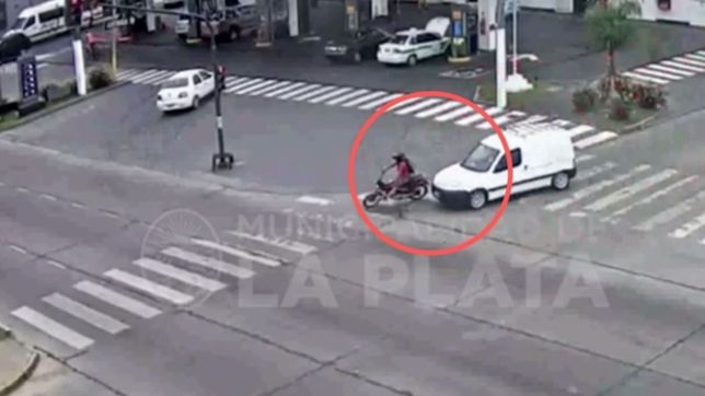 un motociclista quiso pasar a una camioneta, lo chocaron y termino tendido en el asfalto