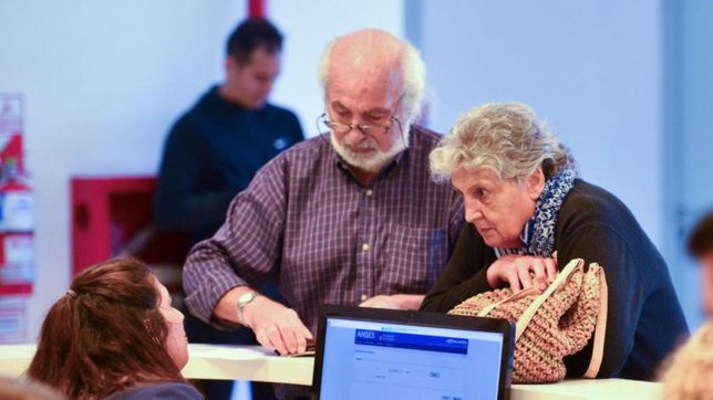 aumento del 17,04% y un bono de refuerzo para los jubilados y pensionados