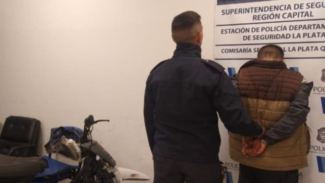 vecinos de la plata atraparon a un ladron en pleno robo y se lo entregaron a la policia
