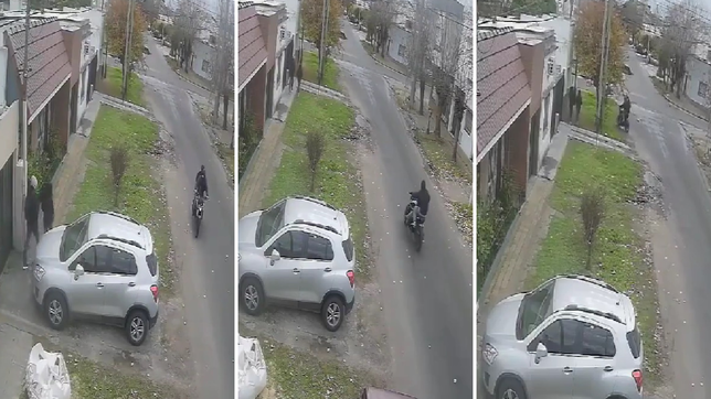 una pareja caminaba por una calle de la plata y fue atacada por motochorros