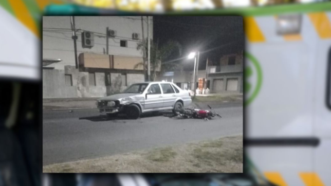 impactante accidente entre una moto y un auto en la plata termino con heridos
