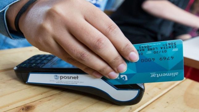 el gobierno analiza eliminar el iva para compras con la tarjeta alimentar