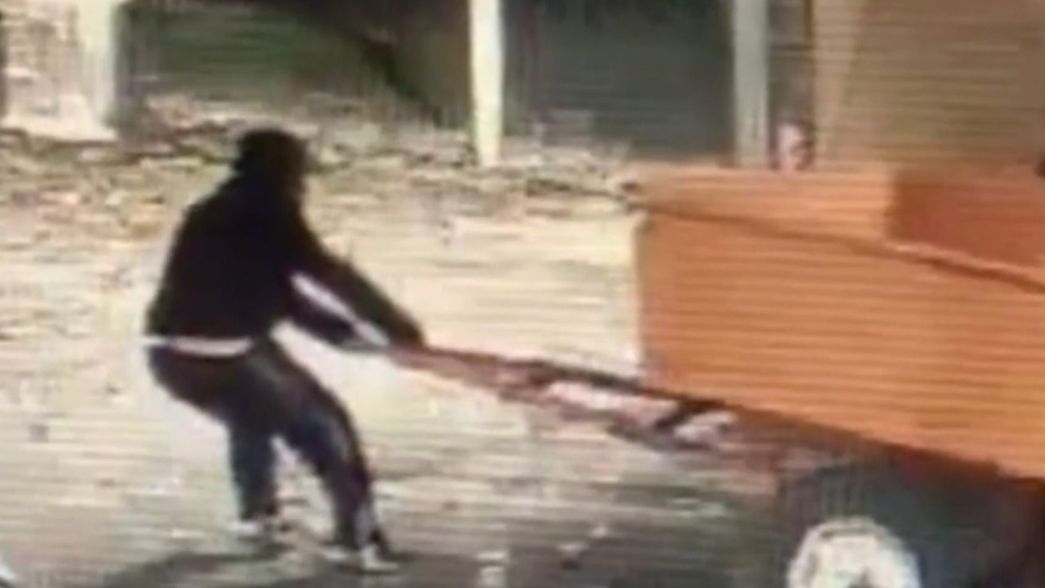 VIDEO: Así se robaron en La Plata un acoplado capaz de transportar hasta cuatro toneladas
