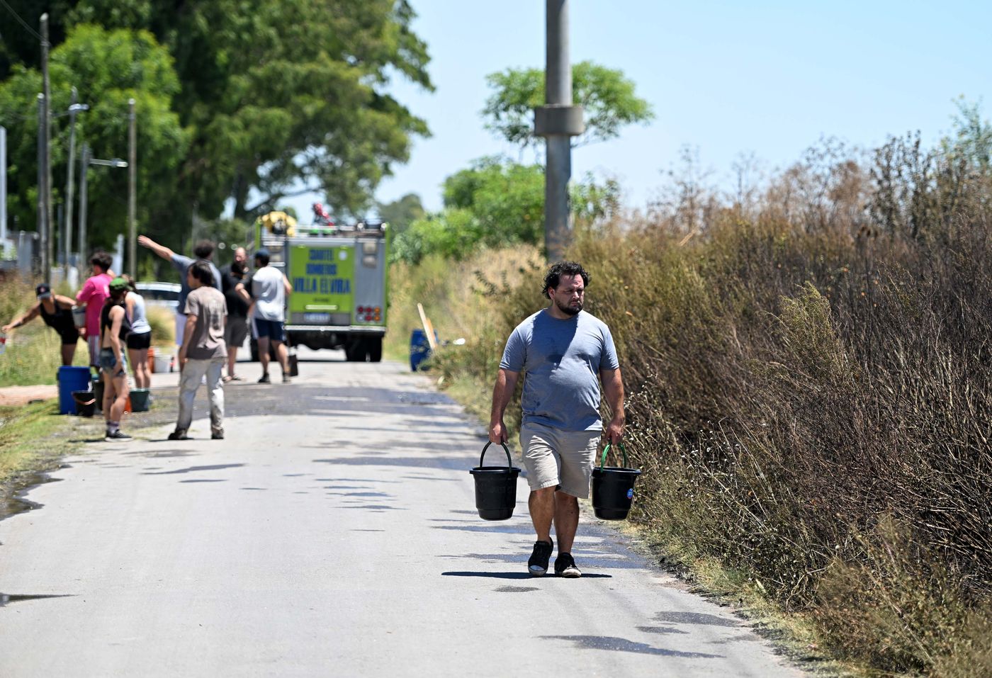 Los vecinos de Altos San Lorenzo tuvieron que colaborar con los Bomberos para apagar el incendio en una cantera