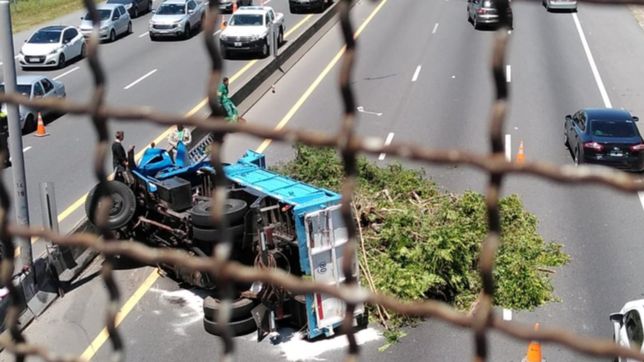 susto en la autopista la plata-buenos aires tras un impactante vuelco: hay heridos
