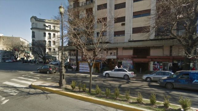 cuatro motochorros golpearon a dos automovilistas y les robaron un bolso con dinero en la plata