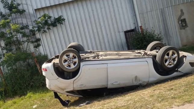 volco con su auto en la plata, quedo atrapado y se salvo de milagro