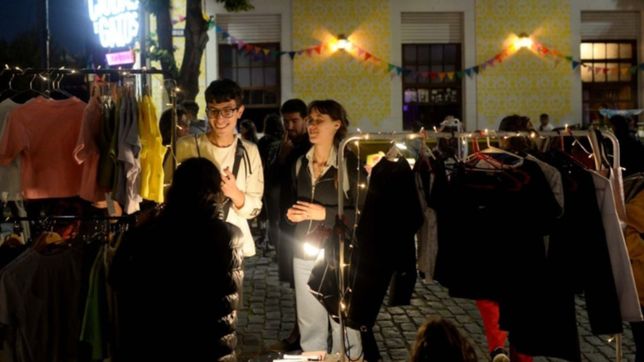 con 300 puestos, musica y gastronomia, llega una nueva edicion de la noche de las ferias