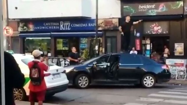 aparecio otro video del bailarin de la terminal: a los gritos y tirandose sobre al auto