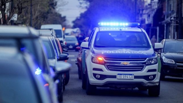 amenazaron con un arma a una mujer, le robaron la cartera y escaparon en su auto