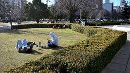 la semana sigue en la plata con un martes soleado y un clima ideal para disfrutar al aire libre