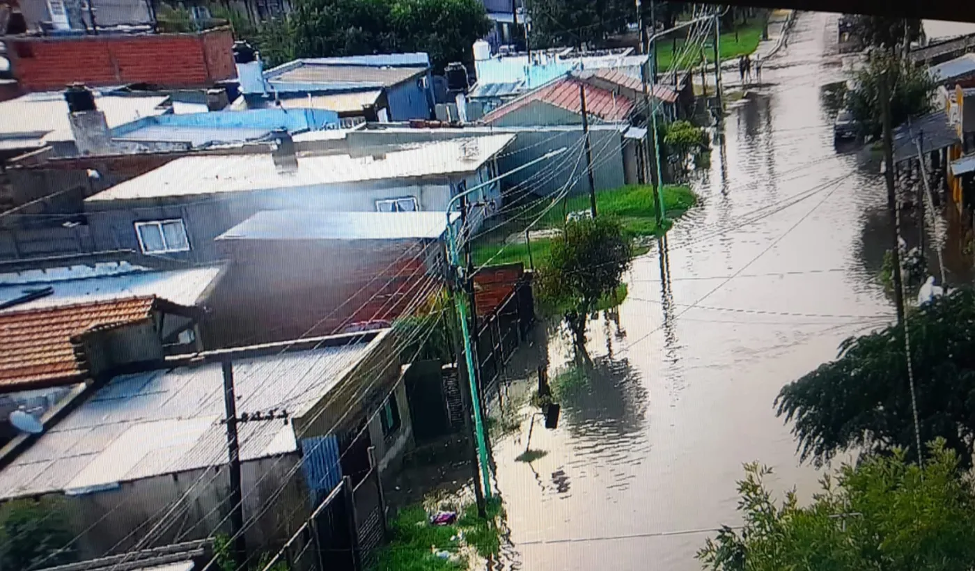 Una de las calles de Ensenada anegadas, durante las últimas horas del martes. Una de las calles de Ensenada anegadas, durante las últimas horas del martes.
