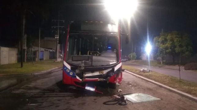un herido tras el brutal choque entre un micro y un camion recolector en la plata