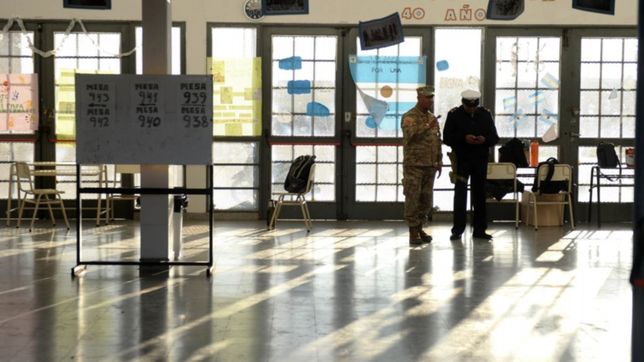 un presidente de mesa falto y los votantes salieron corriendo de una escuela de la plata