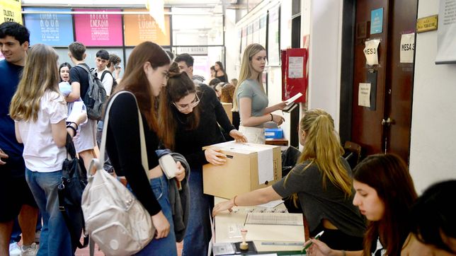 a horas del cierre, las agrupaciones salen a la caza del voto estudiantil