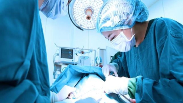 un medico se contagio coronavirus pero siguio atendiendo y hasta opero a un paciente