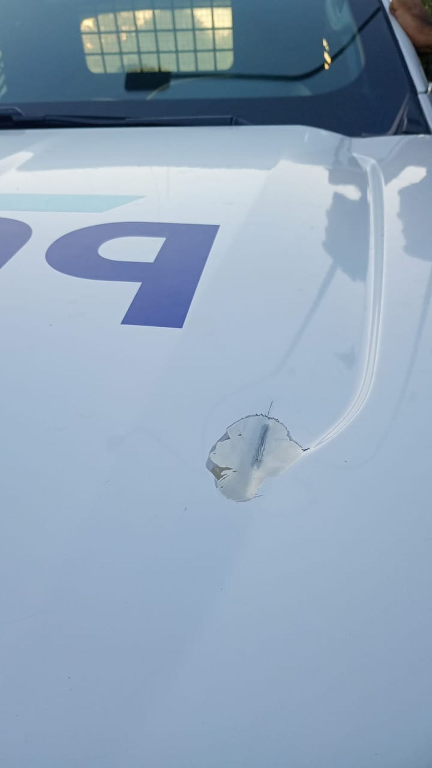 Las marcas de los disparos que recibió el móvil de la Policía Bonaerense en medio de la feroz persecución por las calles de La Plata.