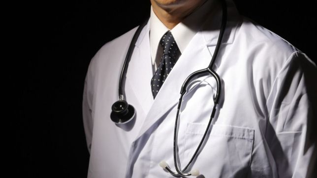 se metieron en casa de un medico, lo golpearon y le robaron todo en la plata