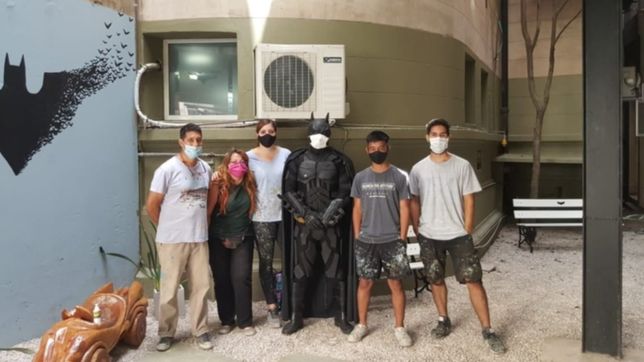 el hospital de ninos de la plata inauguro un patio con la escultura de un batimovil