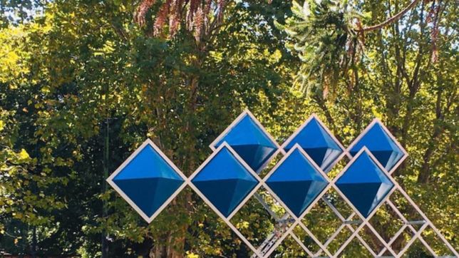 la plata homenajea con flores a las victimas de la explosion en beirut