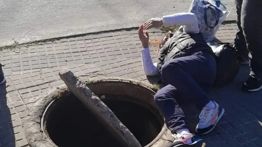 Una mujer cayó a través de una tapa floja en La Plata, terminó en una cámara de inspección y fue internada