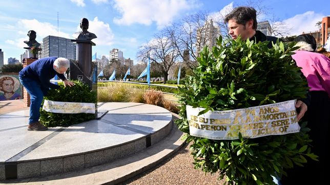 alak y kicillof encabezaron un multitudinario homenaje a eva peron en plaza moreno